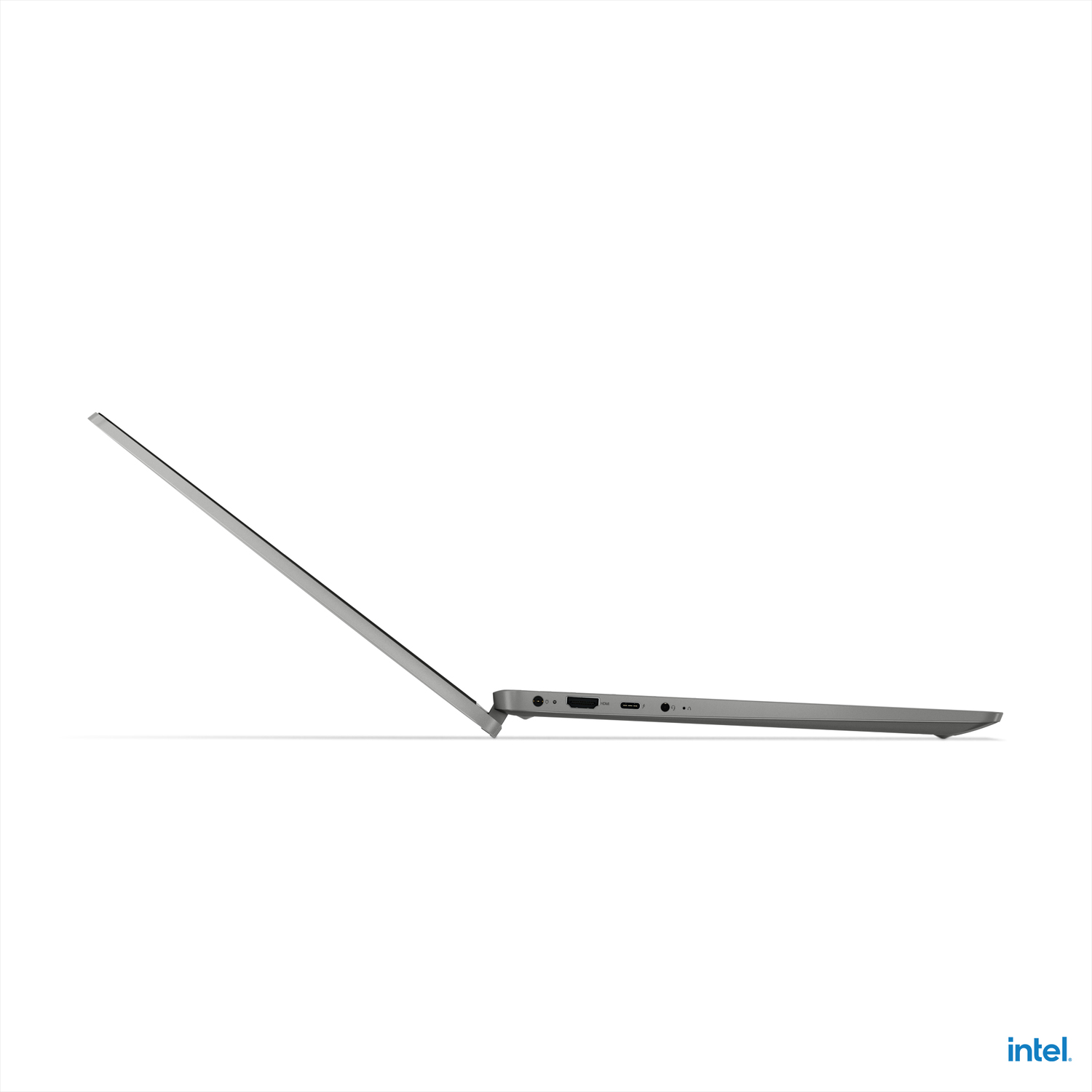 Een laptop met het scherm open, iets gekanteld, tegen een witte achtergrond.