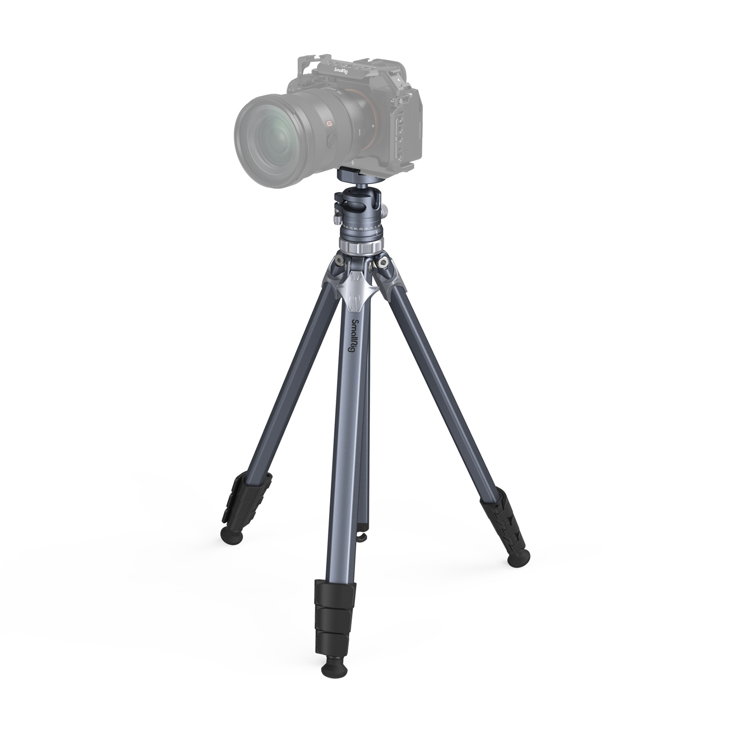 Un treppiede argentato e nero con una fotocamera montata sopra, su sfondo bianco.
