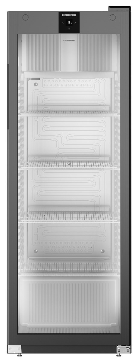 Ein hoher, grauer Kühlschrank mit Glastüren, der Regale und Innendetails zeigt.
