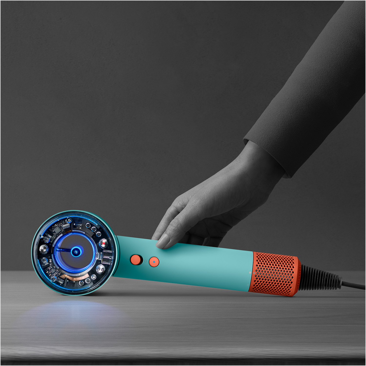 Een zwarte laptoptas, een zwarte waterfles, zonnebril, op een houten oppervlak in zonlicht.