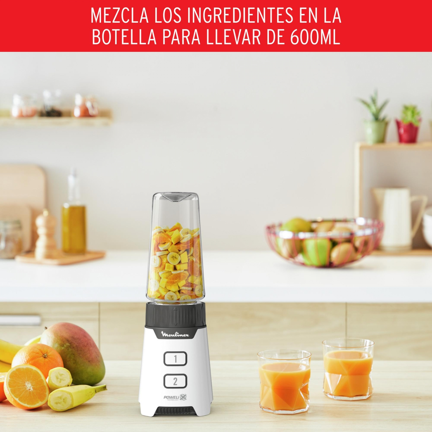 Licuadora con frutas y dos vasos de jugo, mesa de madera.