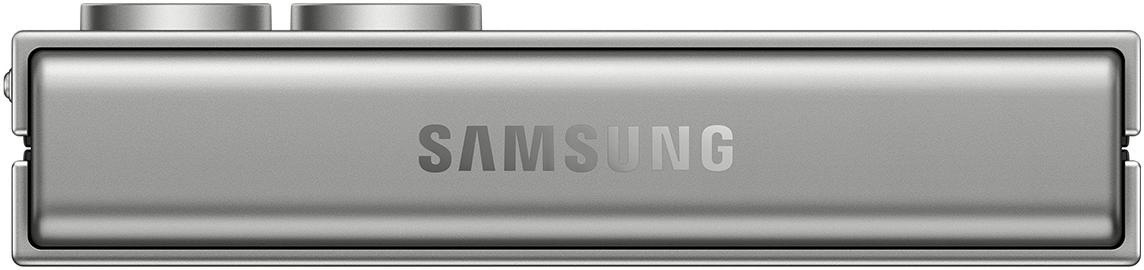Ezüst Samsung eszköz a márkajelzéssel nyomtatva.