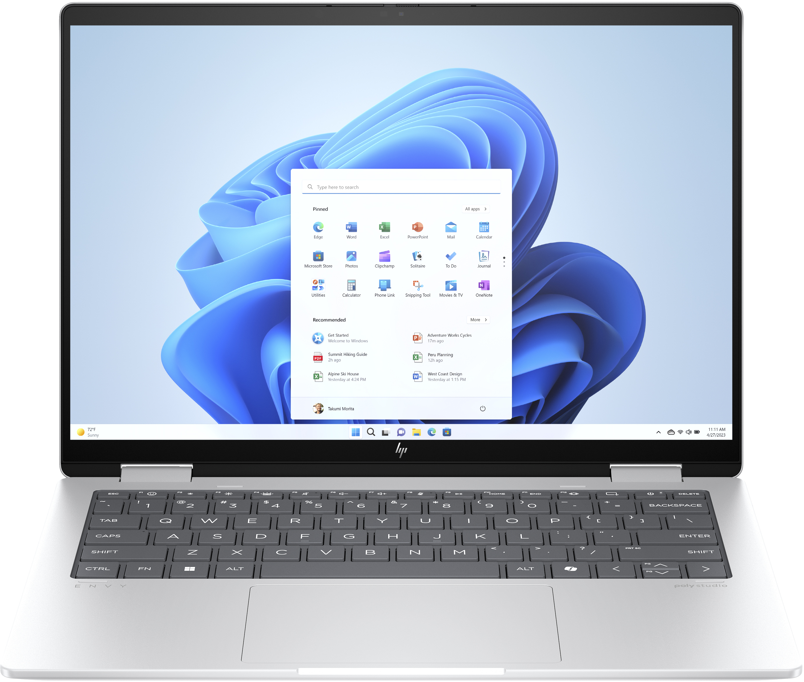 Geöffneter silberner Laptop mit Windows 11-Bildschirm, auf weißem Hintergrund.
