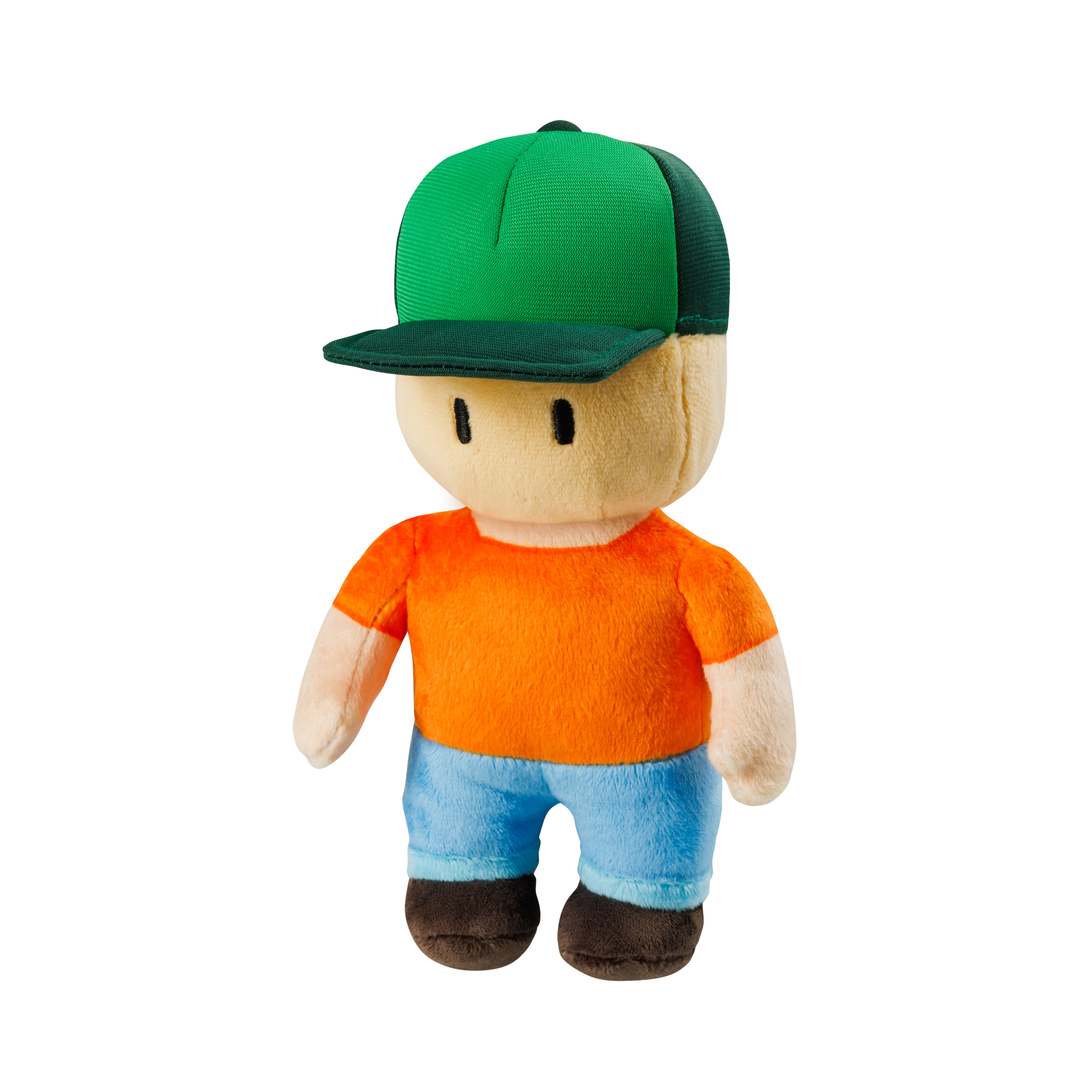 Plüschfigur eines Jungen mit grüner Kappe, orangefarbenem Hemd und blauer Hose, auf weißem Hintergrund stehend.