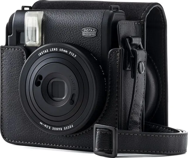 Una fotocamera nera in una custodia nera con una cinghia. L'obiettivo della fotocamera è visibile.
