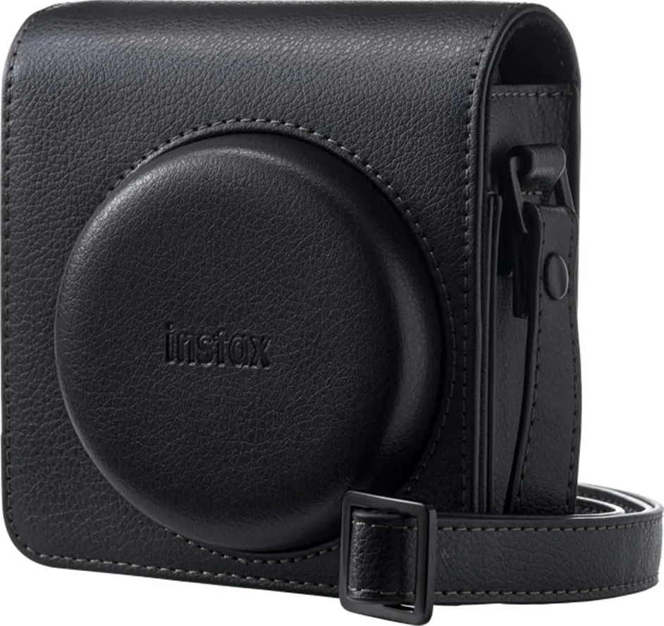 Una custodia per fotocamera in pelle nera con logo Instax e cinturino.