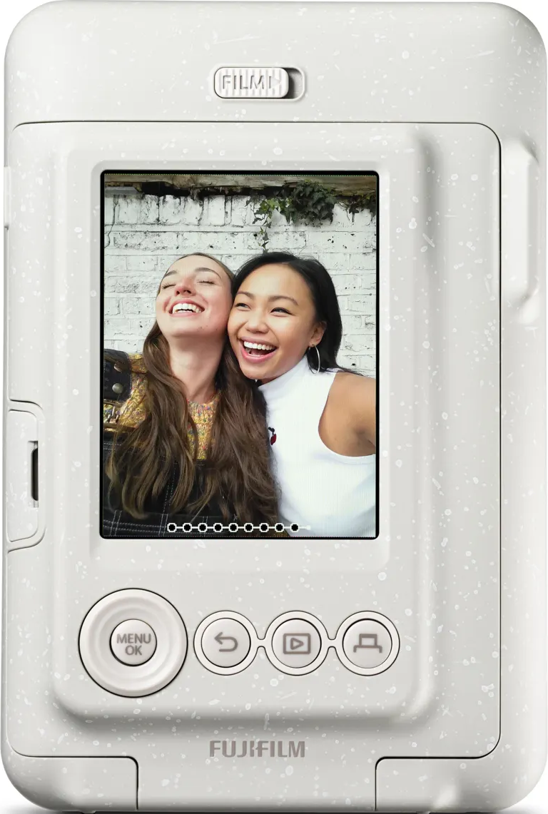Weiße Kamera mit zwei lachenden Frauen, die auf dem Bildschirm angezeigt werden, in einem Selfie.
