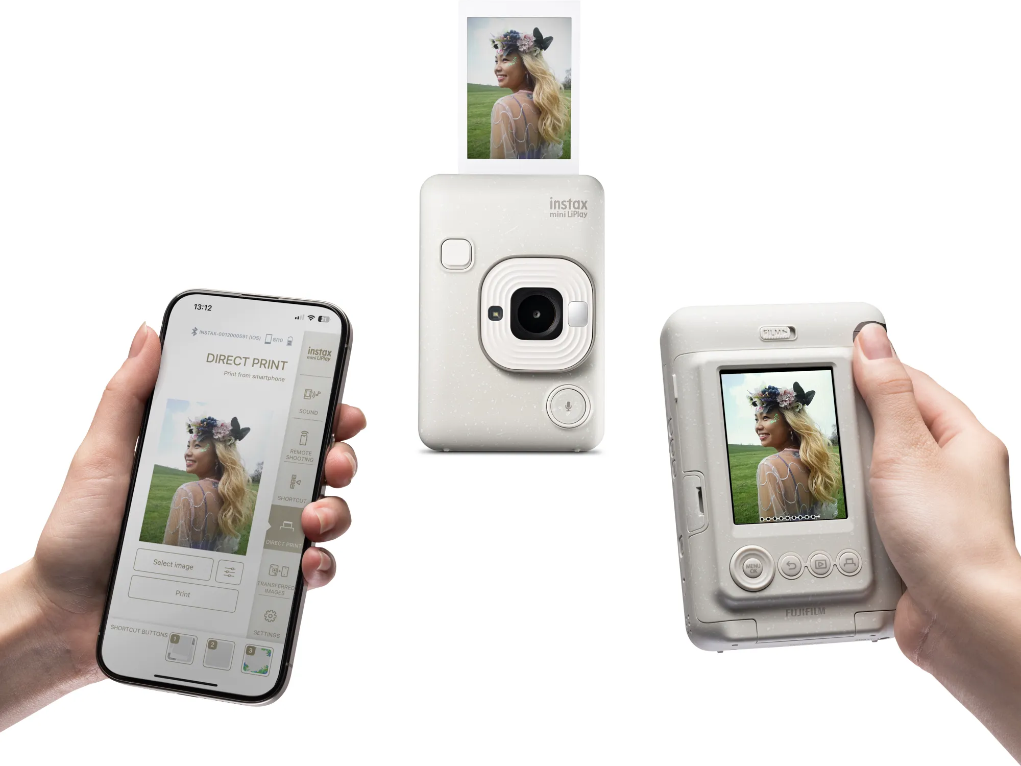 Eine Frau hält ein Smartphone und zwei Instax-Kameras, eine druckt ein Foto einer Frau mit Blumenkranz.
