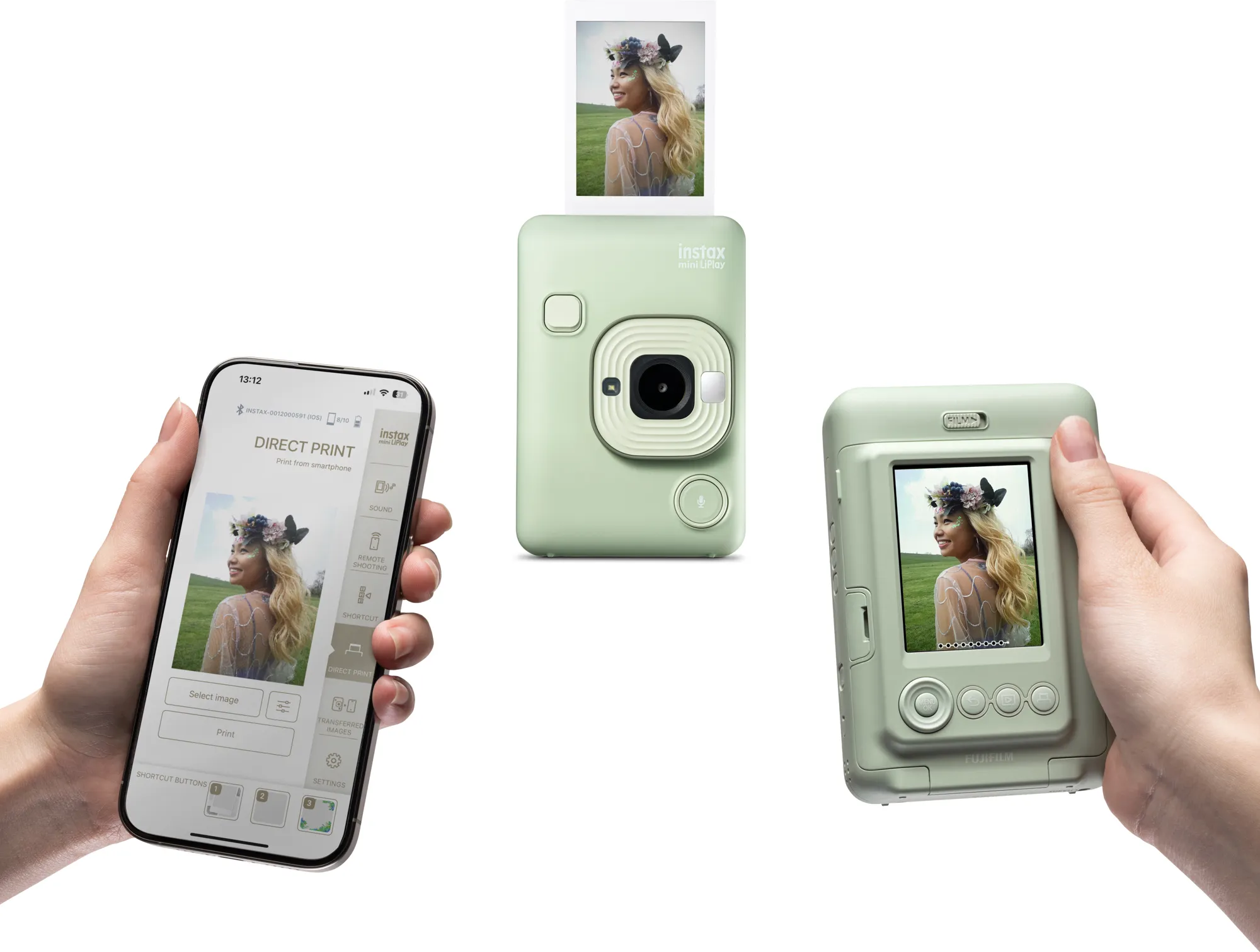 Une femme tient un smartphone et deux appareils photo Instax, l'un imprimant une photo d'une femme avec une couronne de fleurs.