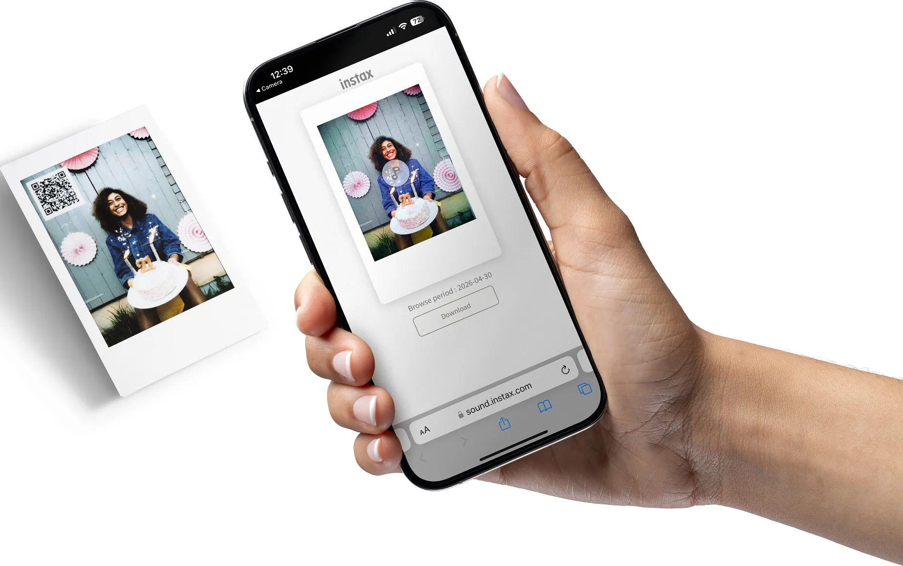Smartphone à la main affichant une photo Instax, à côté d'une photo Instax imprimée.