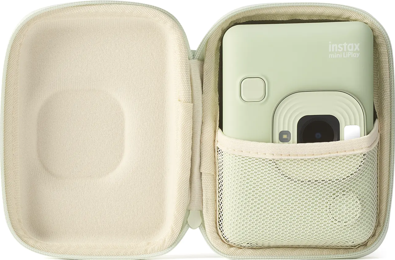 Grüne Instax Mini LiPlay Kamera in einem offenen, hellgrünen Gehäuse.
