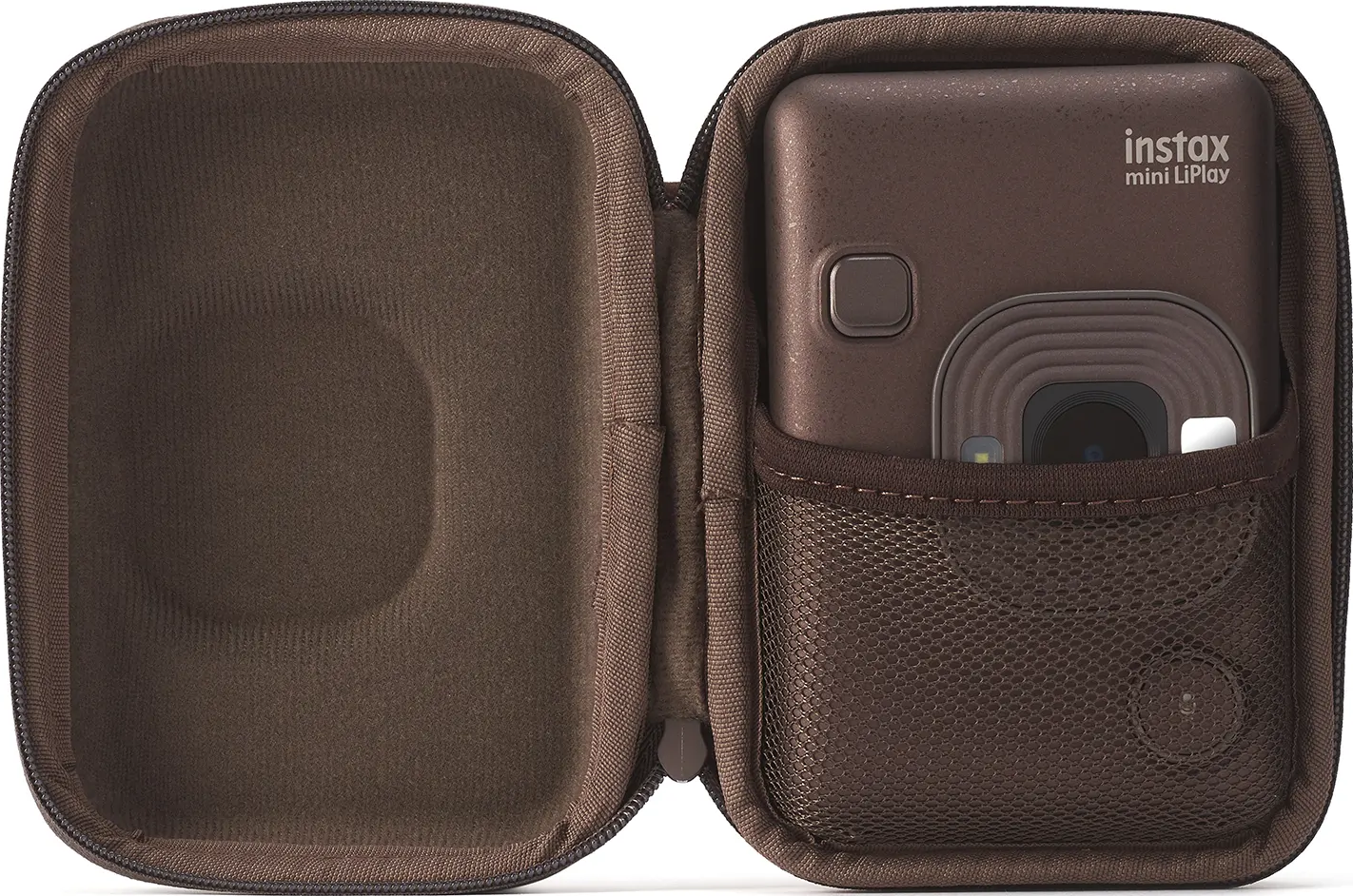 Eine braune Instax Mini LiPlay Kamera in einem braunen Gehäuse. Das Gehäuse ist offen.