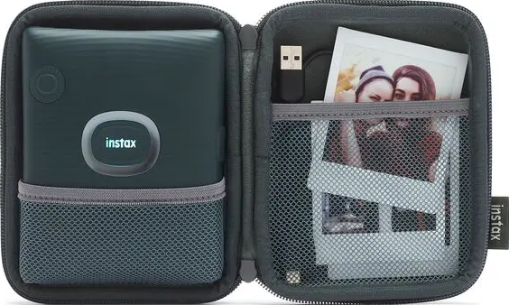 Etui mit Drucker, USB-Kabel und Fotos. 'Instax'-Logo auf Etui und Drucker.