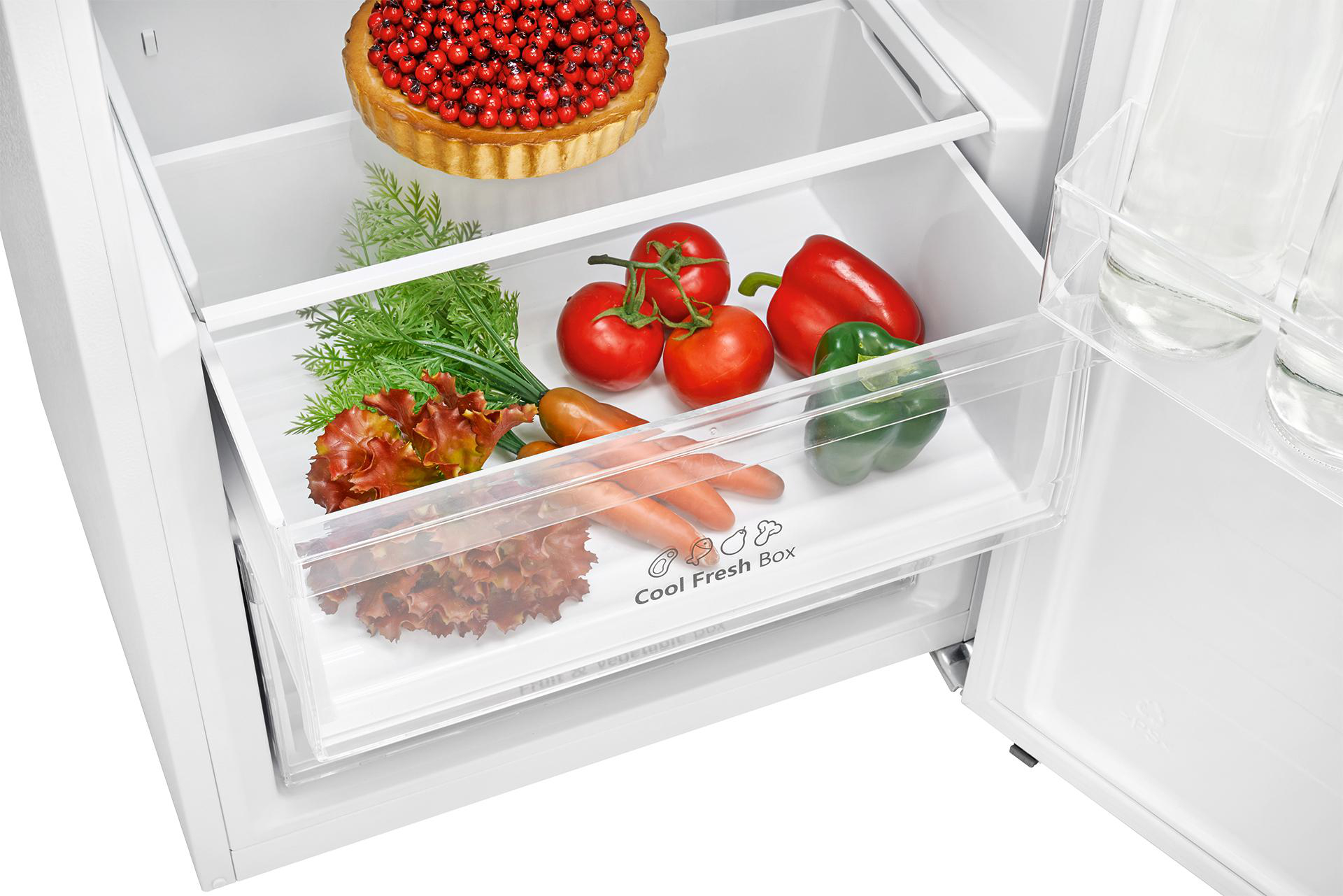 Offener Kühlschrank mit Schublade. Gemüse und Obst in einer Schublade. Ein Kuchen auf dem obersten Regal.