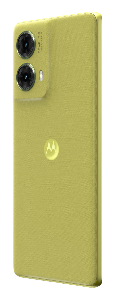 Żółty telefon, widok z boku. Ma dwa aparaty i logo. Tył jest teksturowany.