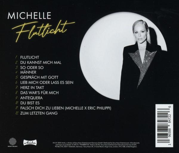 Rückseite der CD-Hülle. Eine Frau in einer schwarzen Jacke steht vor einem weißen Kreis.