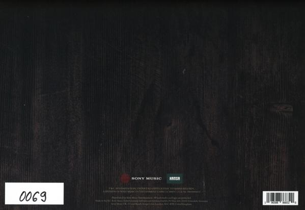 Dunkel holzstrukturiertem Hintergrund mit Text 'SONY MUSIC' und einem Barcode.