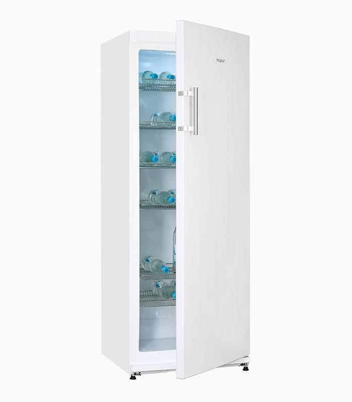Weißer Kühlschrank mit offener Tür, zeigt Regale mit Wasserflaschen.