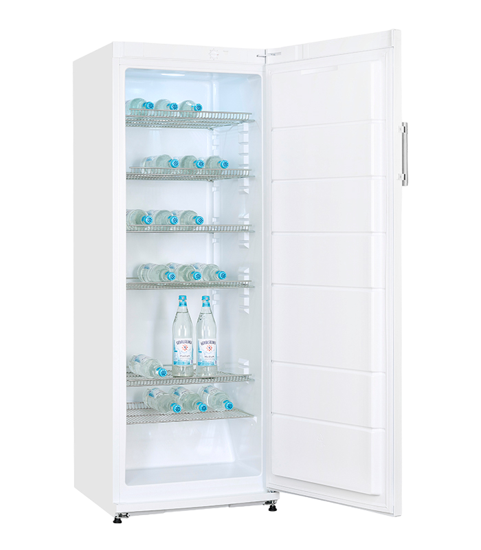 Ein weißer Kühlschrank mit offener Tür, gefüllt mit Wasserflaschen auf Drahtregalen.