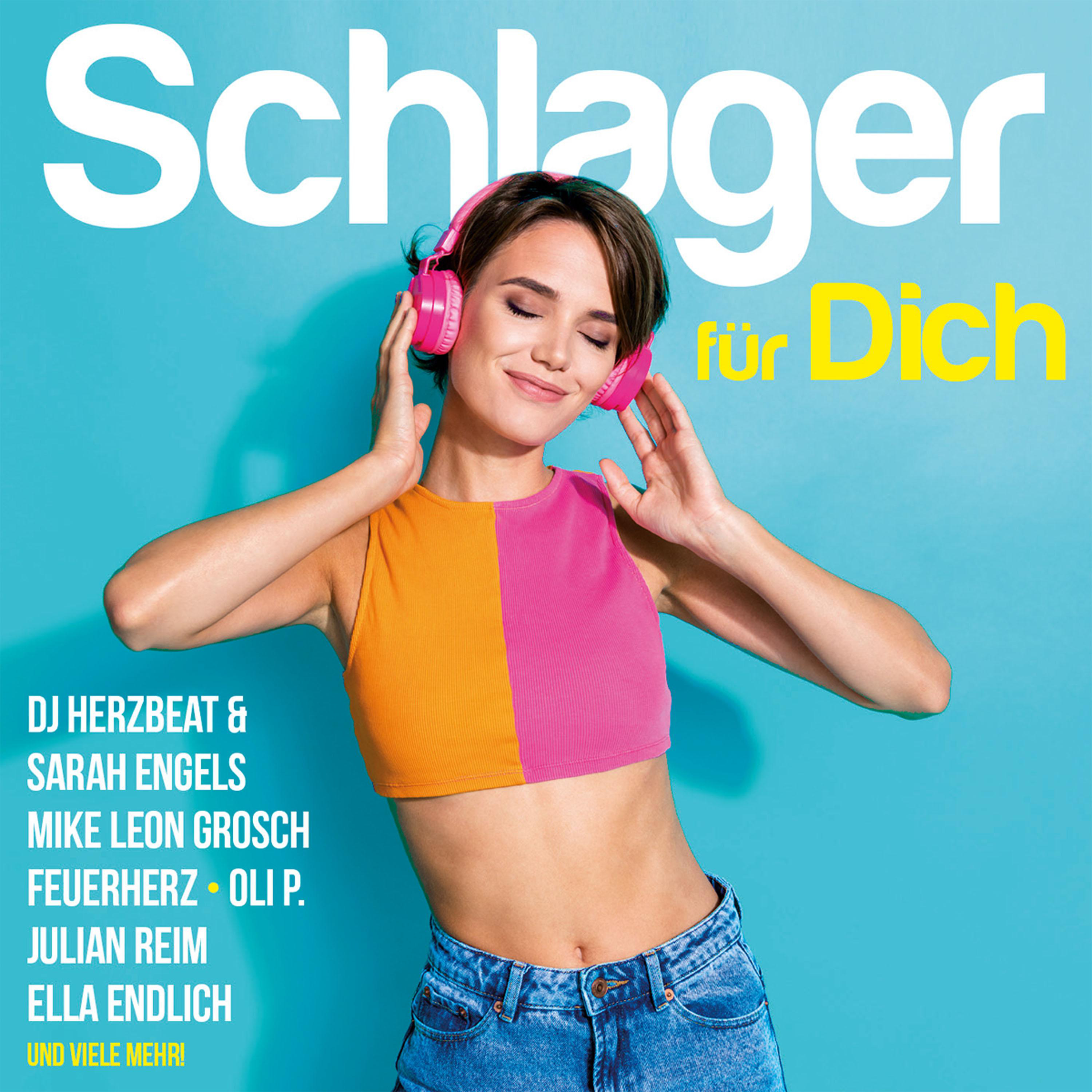 Schlager für Dich Albumcover. Frau mit pinken Kopfhörern. Blauer Hintergrund, farbenfrohes Top.