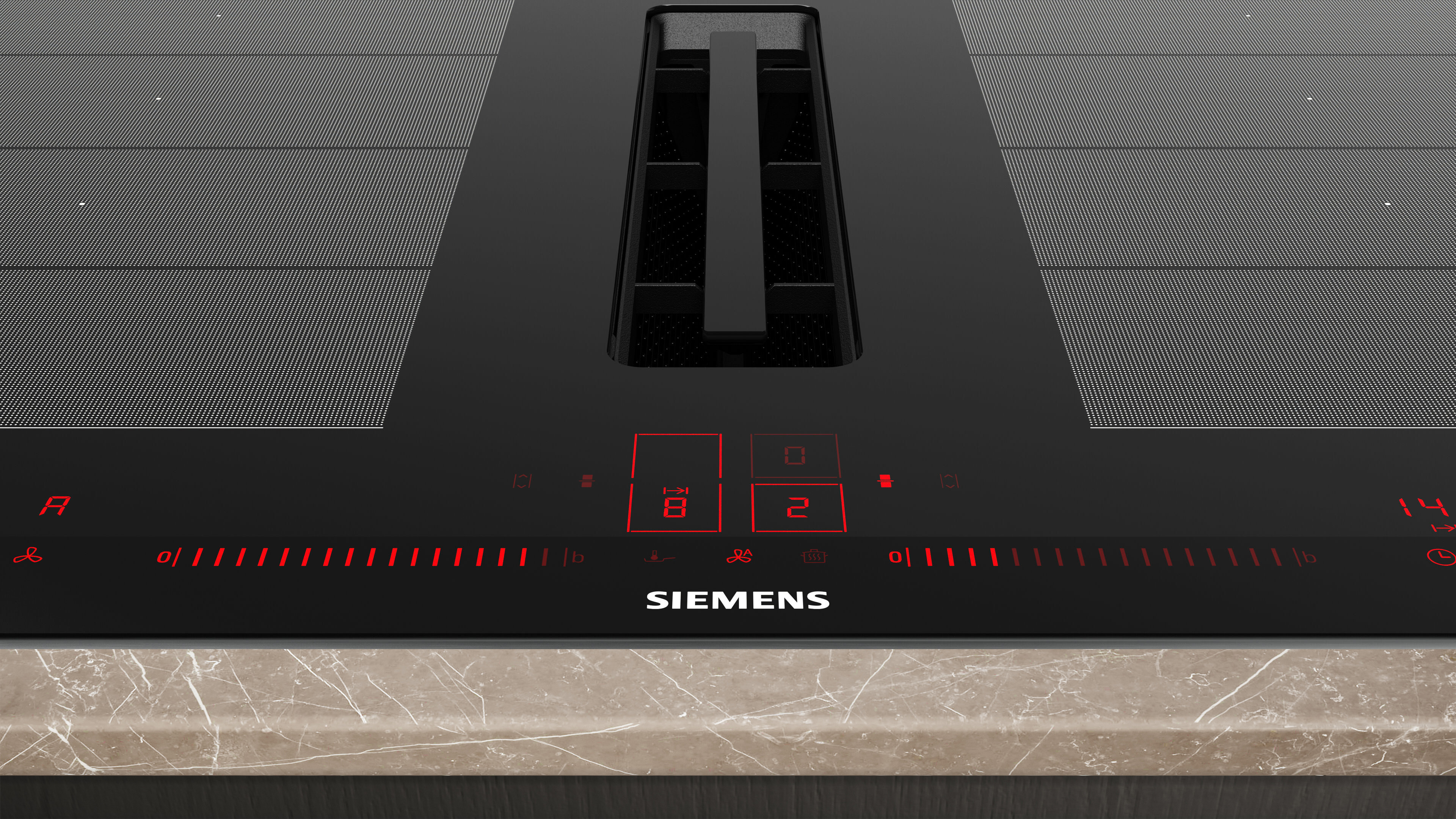 Ein schwarzes Kochfeld mit eingebautem Lüfter. Rot beleuchtete Bedienelemente und das Siemens-Logo sind sichtbar.