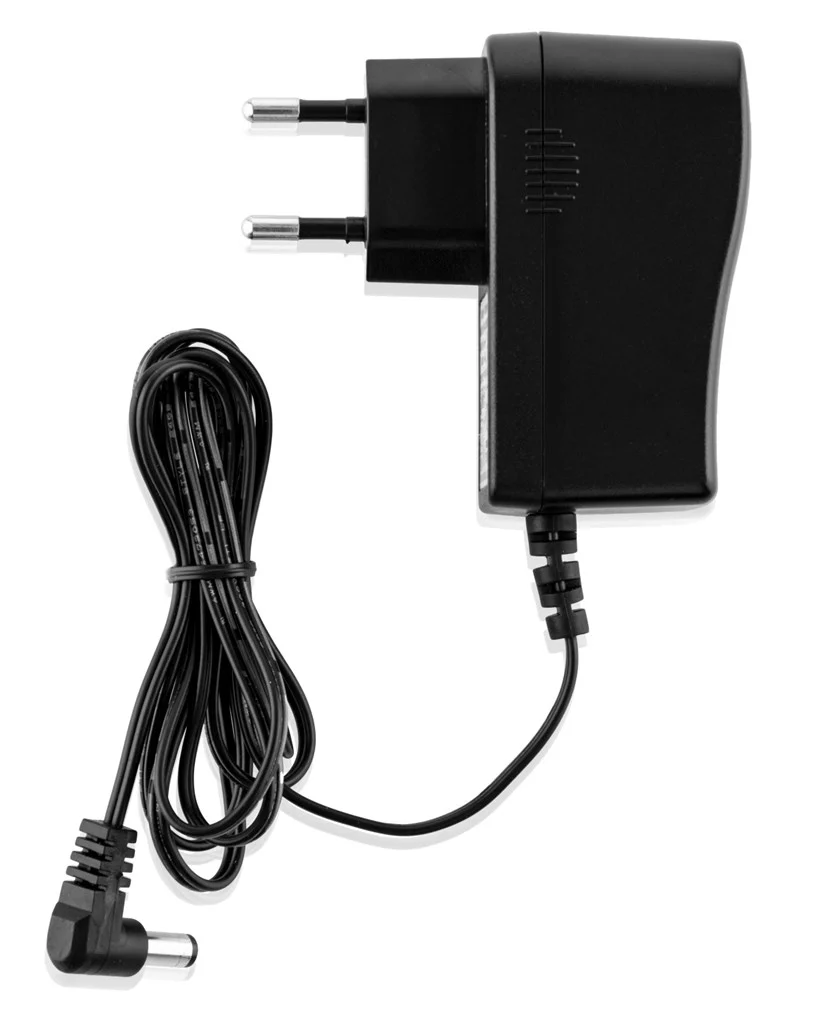 Egy fekete hálózati adapter fekete kábellel és európai dugóval.