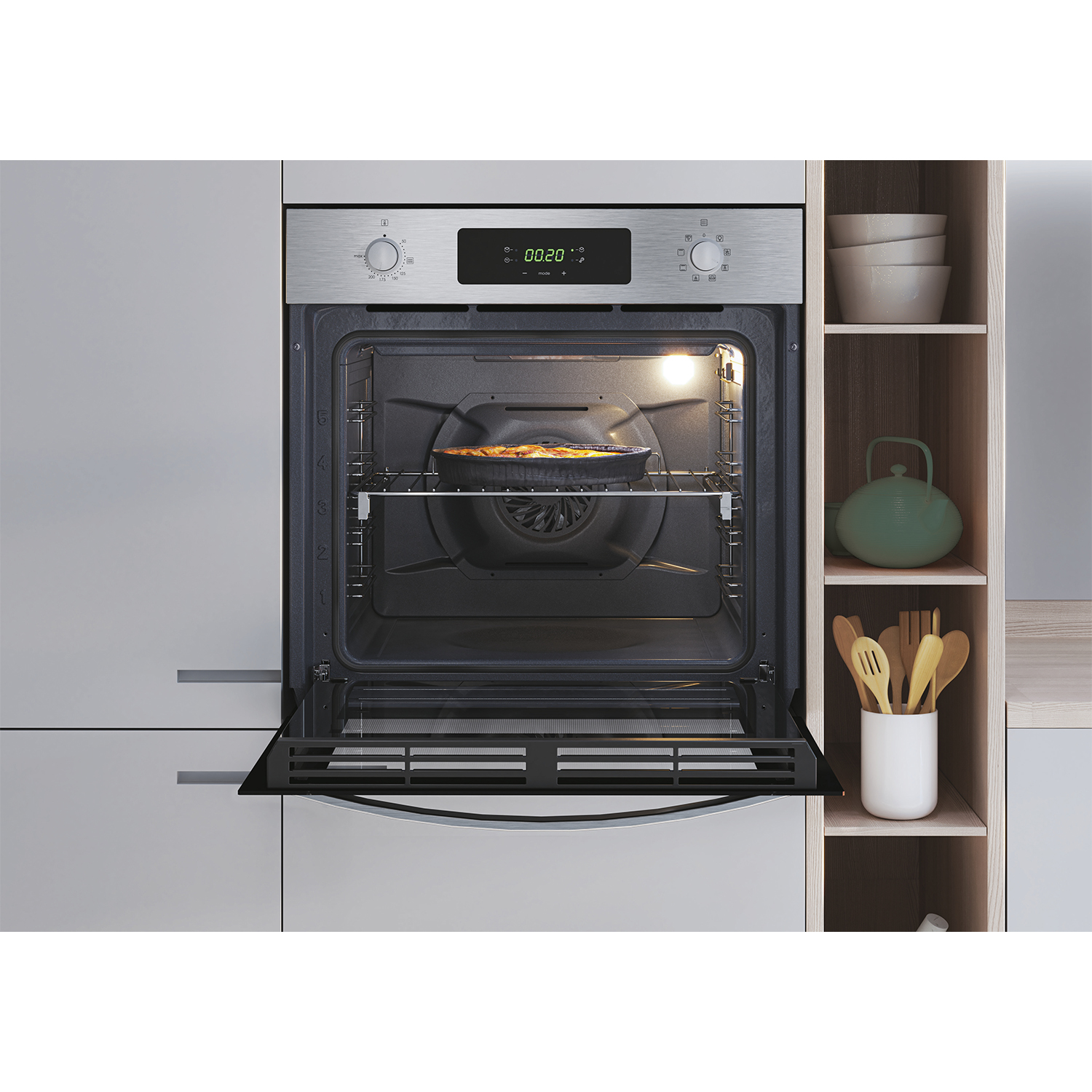 Forno con porta aperta, all'interno una teglia con cibo. Scaffali con ciotole visibili.