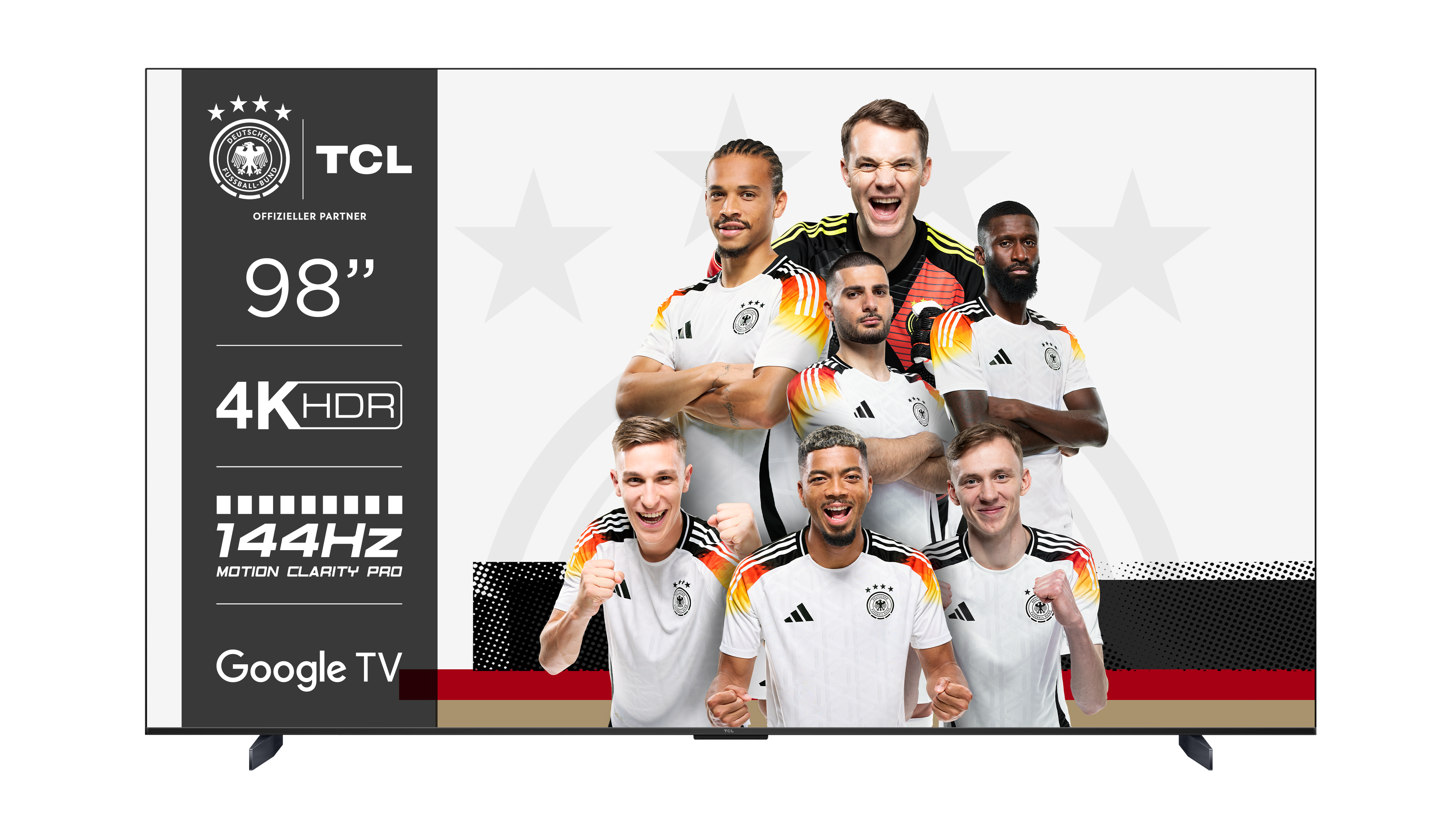 Großer Fernsehbildschirm, der eine Fußballmannschaft und die Logos von TCL und Google TV zeigt.