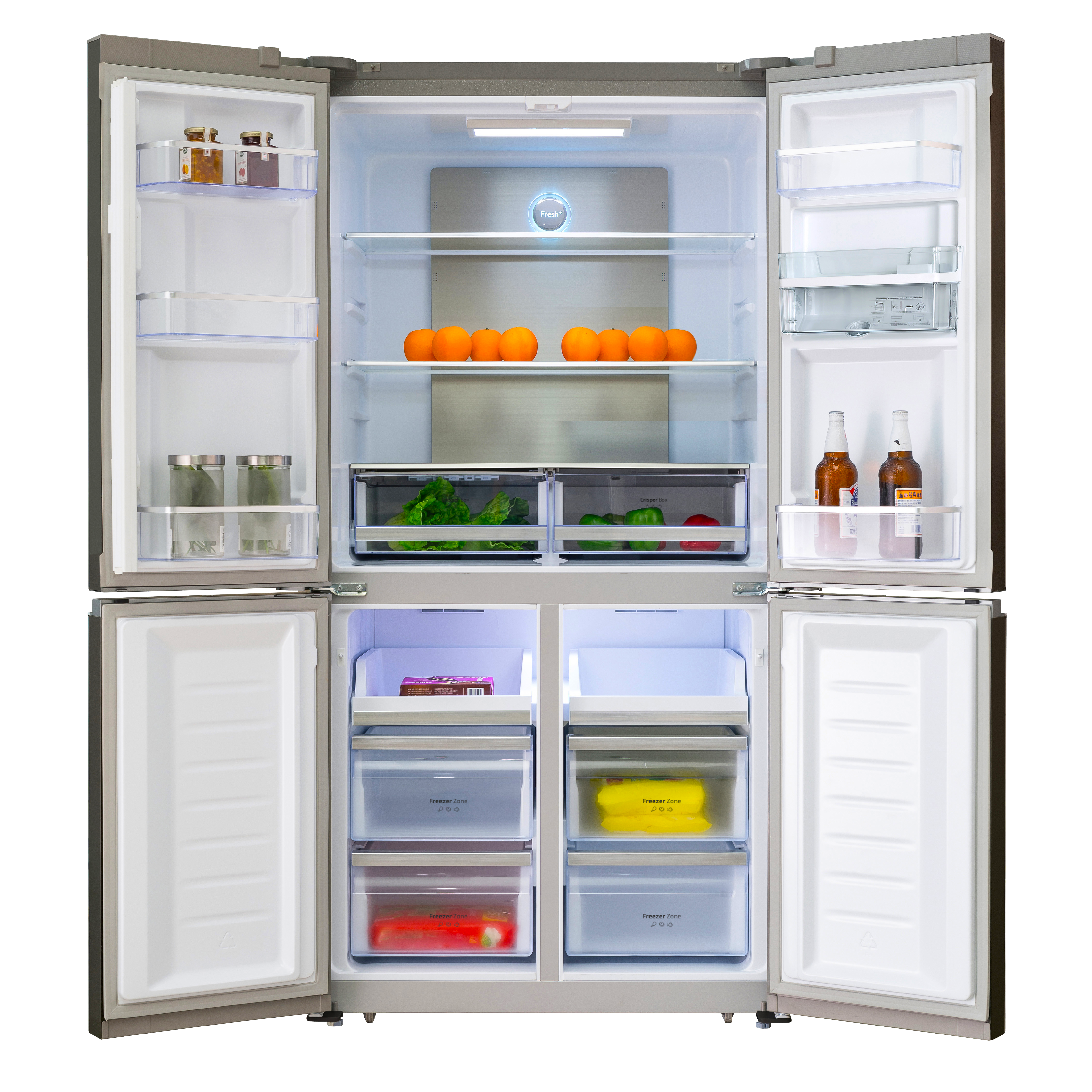 Un refrigerador abierto con una variedad de alimentos, incluyendo frutas, verduras y bebidas.