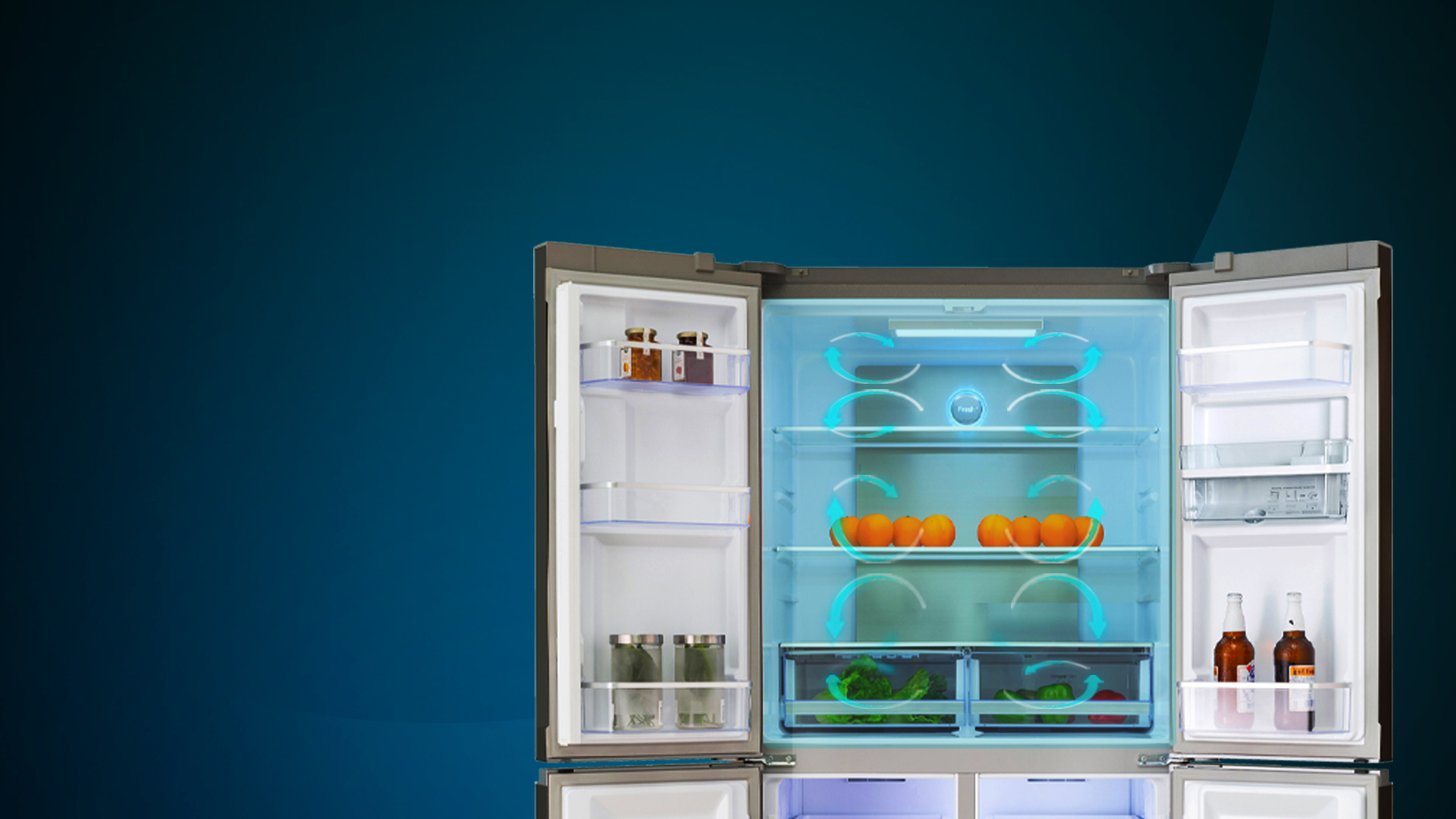 Refrigerador abierto con alimentos y bebidas, flechas mostrando flujo de aire.