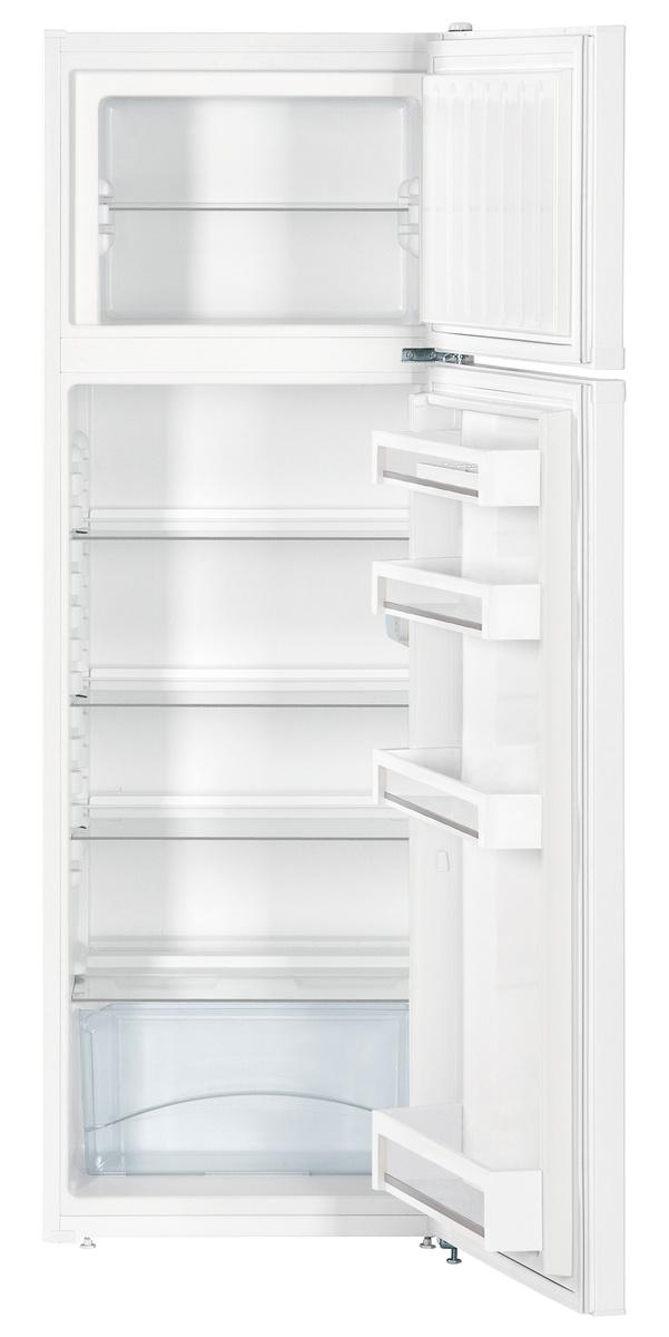 Ein weißer Kühlschrank, geöffnet, zeigt leere Regale und Schubladen, in einer weißen Küche.