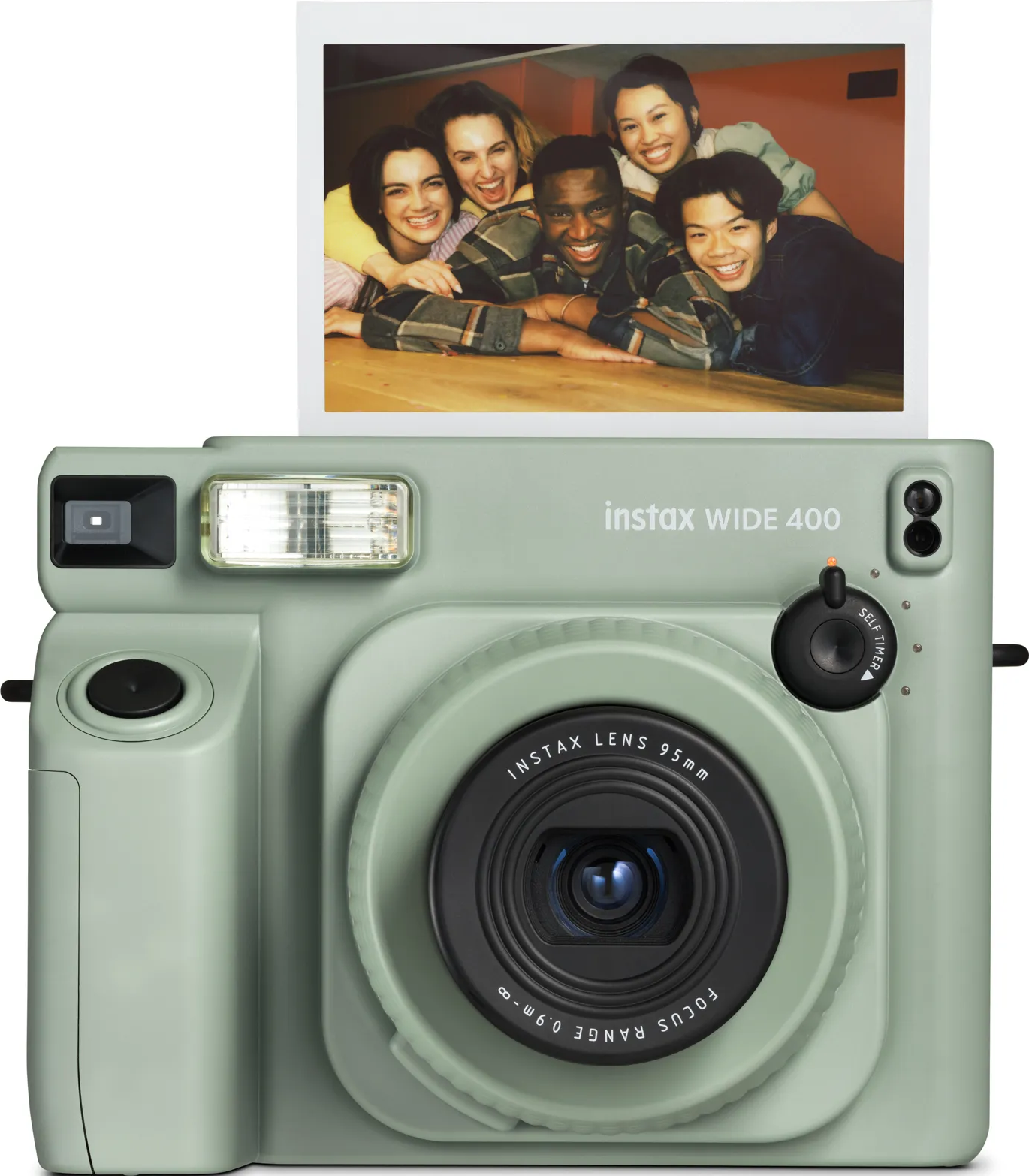 Grüne Instax-Kamera mit einem Foto darüber. Das Foto zeigt eine Gruppe lächelnder Menschen.