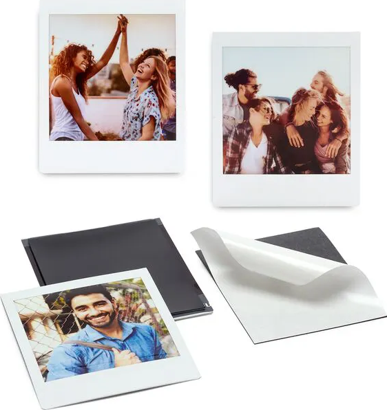 Polaroid-Fotos, die Menschen zeigen, einige mit erhobenen Armen, andere an schwarzen Rahmen.