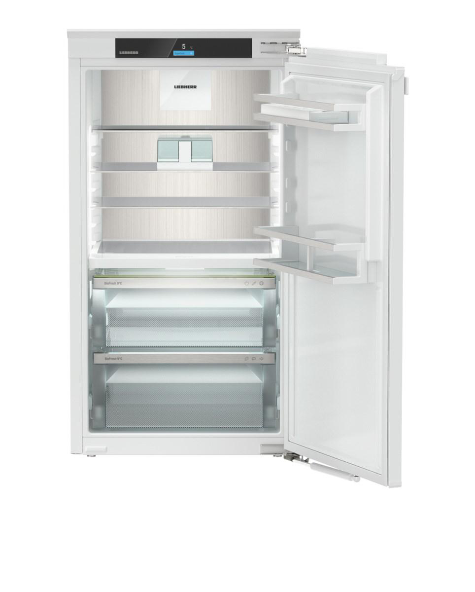 Weißer Liebherr-Kühlschrank mit geöffneter Tür. Innenregale und Schubladen sind sichtbar.