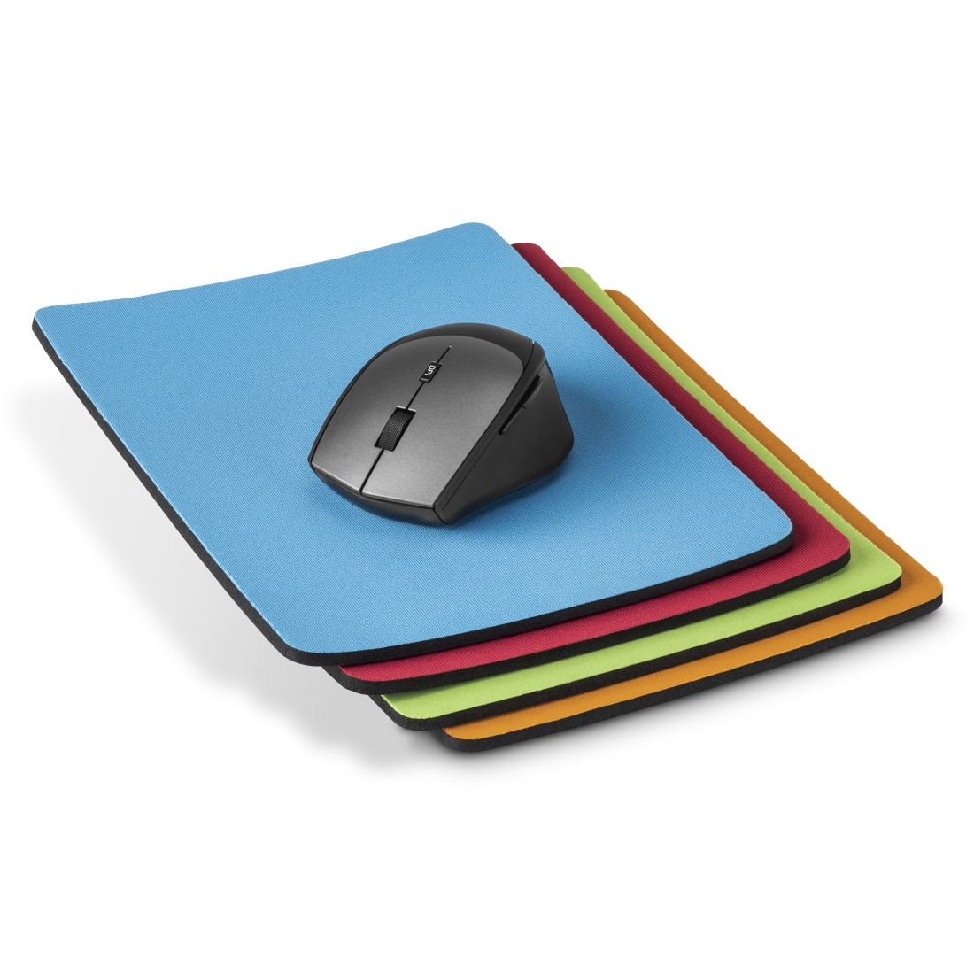 Maus auf einem Stapel bunter Mauspads: blau, rot, grün, orange.