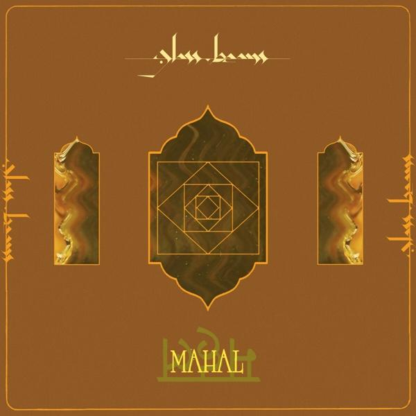 Braunes Albumcover mit goldenem geometrischen Design und arabischer Schrift. Das Wort "MAHAL" ist grün.