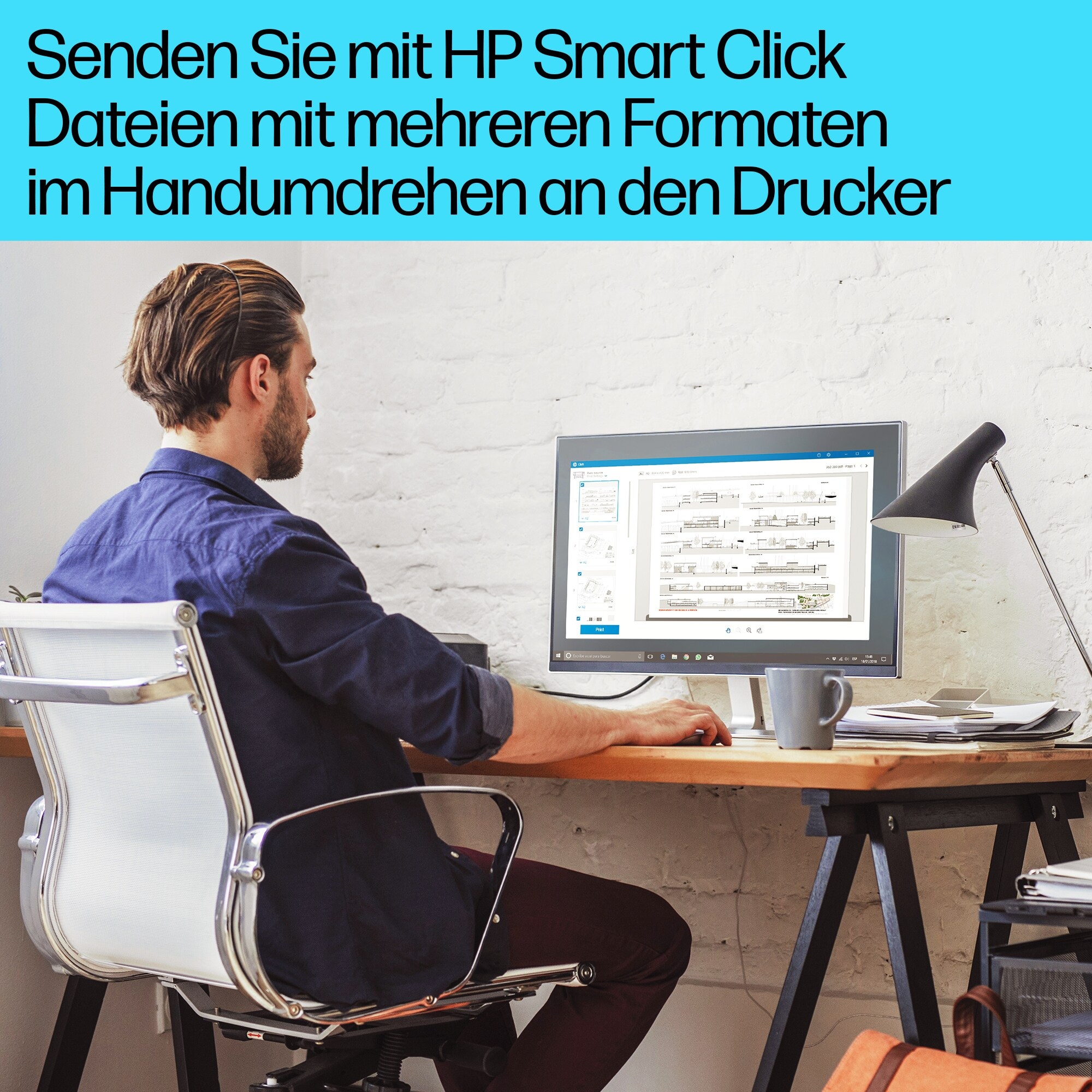 Ein Mann sitzt an einem Schreibtisch und benutzt einen Computer. Text oben auf Deutsch.