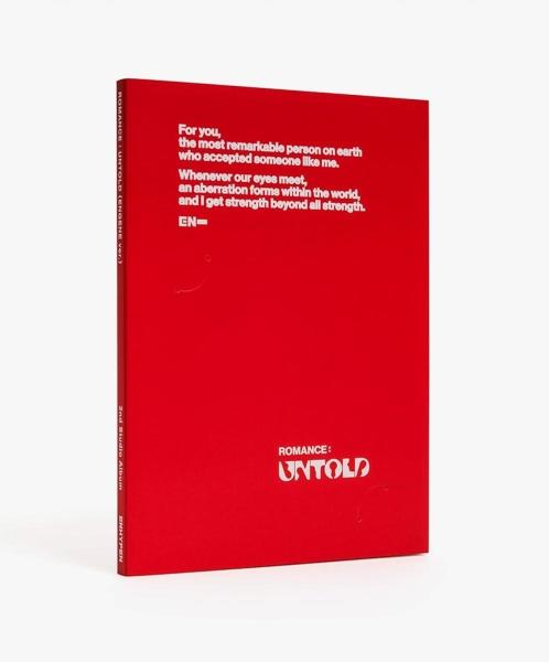 Egy piros könyv angol szöveggel és a "ROMANCE: UNTOLD" címmel.