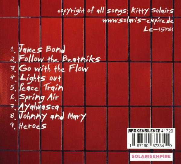 Ein CD-Cover mit Text und Barcode. Das Cover ist rot mit weißem Text.