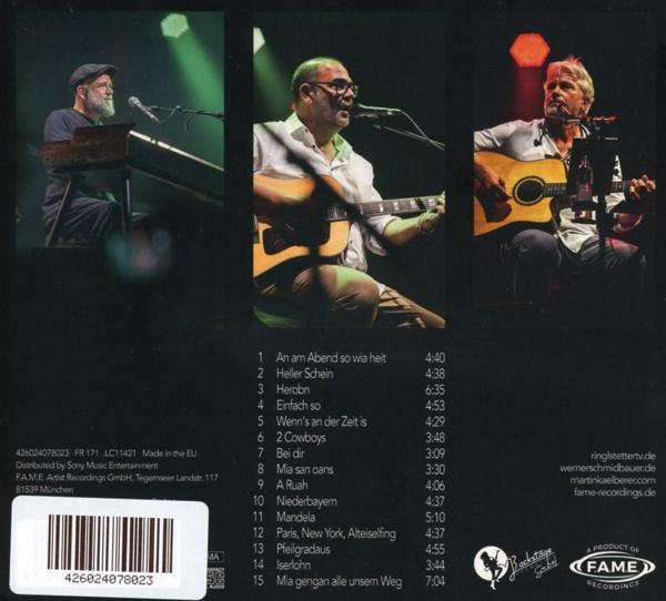 Rückseite einer CD-Hülle. Drei Männer auf einer Bühne. Text mit Songtiteln.
