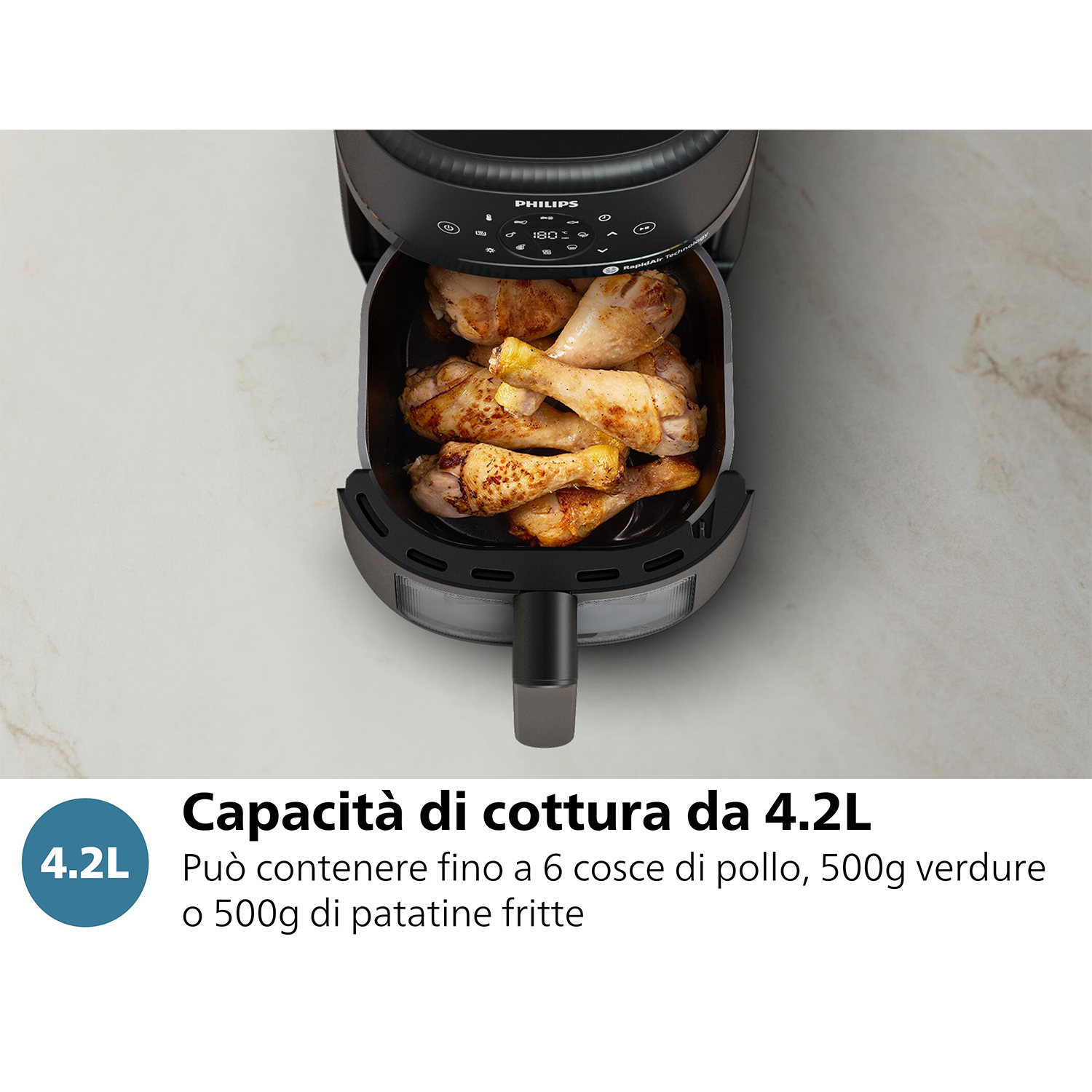 Friggitrice ad aria con cosce di pollo. Il testo dice che può contenere fino a 6 cosce di pollo, 500 g di verdure o patatine fritte.