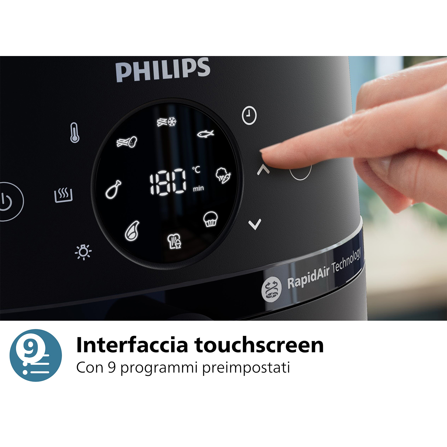 Interfaccia touchscreen su una friggitrice ad aria nera, con una mano che la indica.
