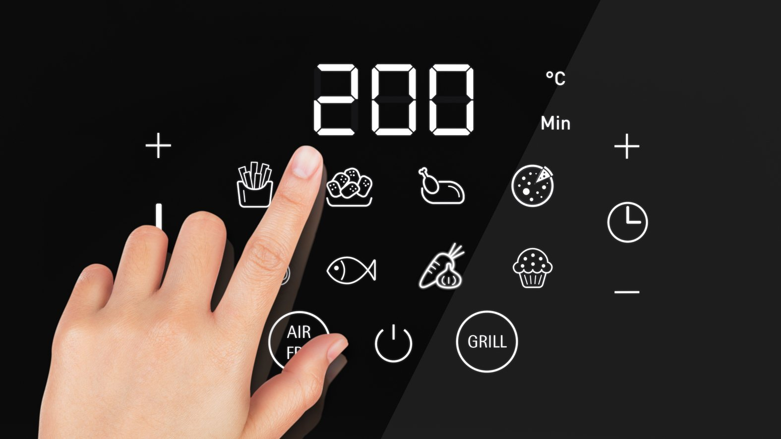 Mano che tocca un pannello di controllo di una friggitrice ad aria nera. Il display digitale mostra 200 gradi. Sono presenti varie icone di cottura.