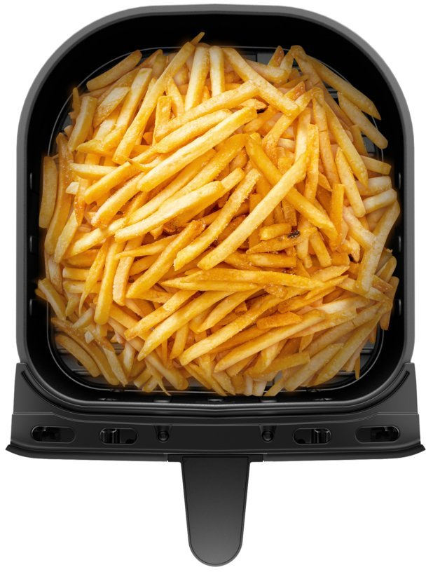 Cestello della friggitrice ad aria pieno di patatine fritte dorate.
