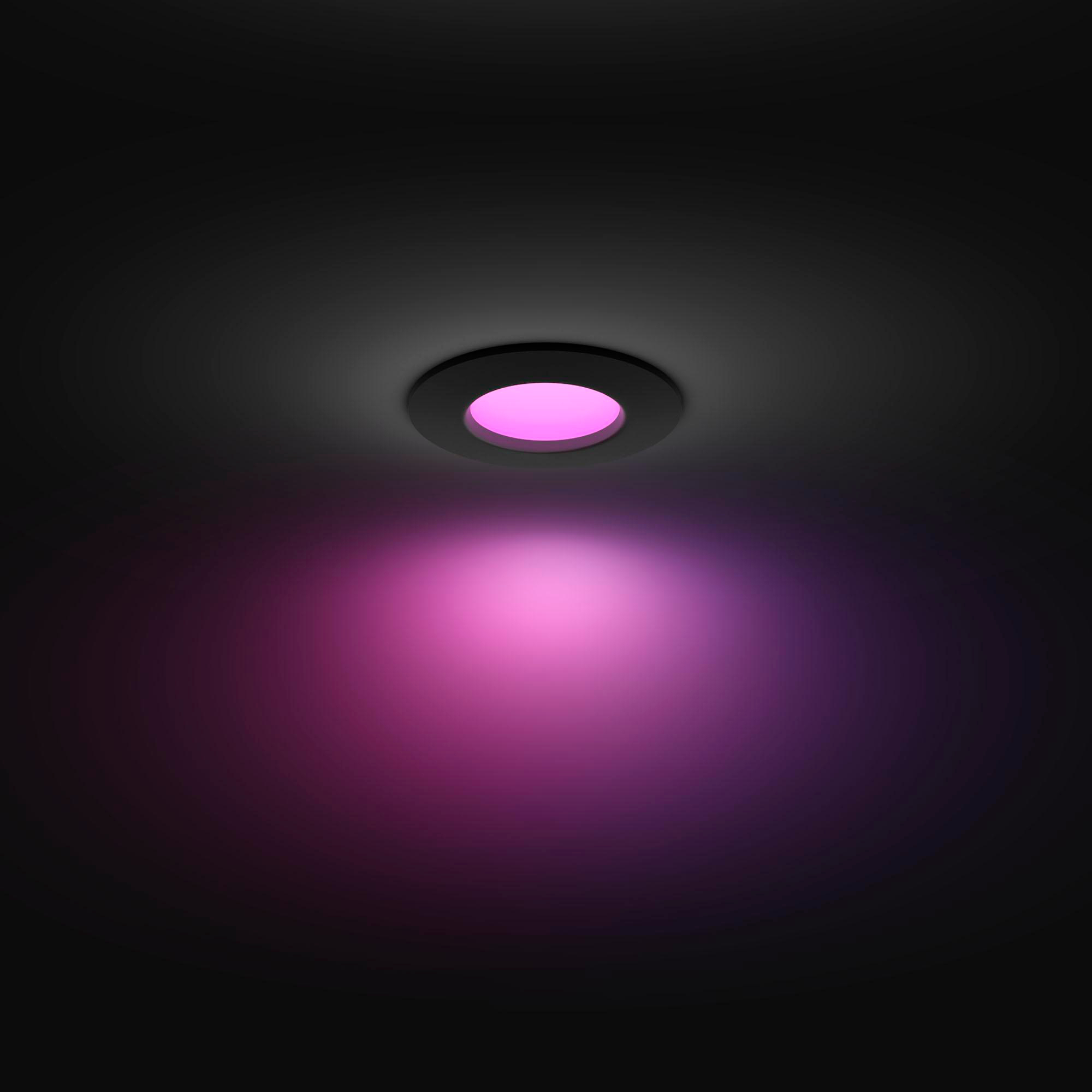 Deckenleuchte, schwarzer Ring mit pinkem Licht, dunkler Hintergrund.