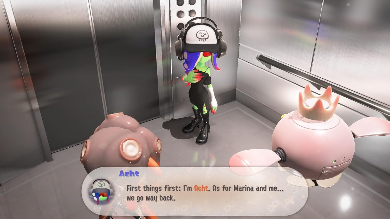 Escena de juego animada. Un personaje en un ascensor con dos criaturas. Burbuja de texto.