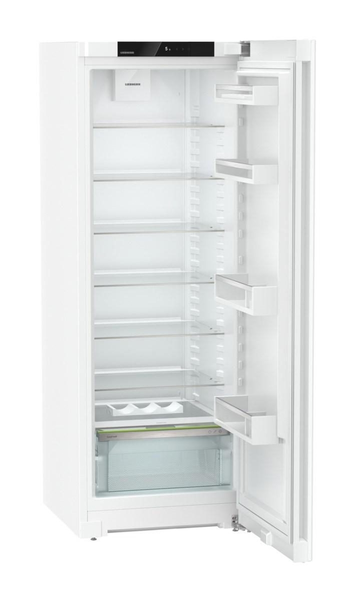 Weißer Liebherr-Kühlschrank, Tür geöffnet, zeigt Regale, Schubladen und Innendetails. Leerer Innenraum.