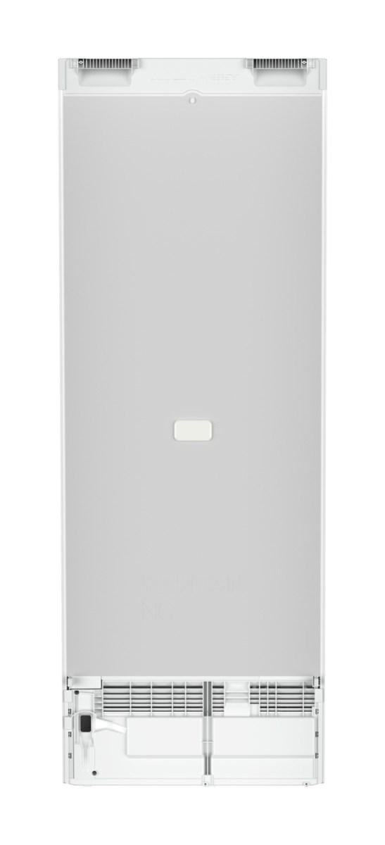Ein weißer Kühlschrank. Die Rückseite des Kühlschranks ist sichtbar. Weißer Hintergrund.