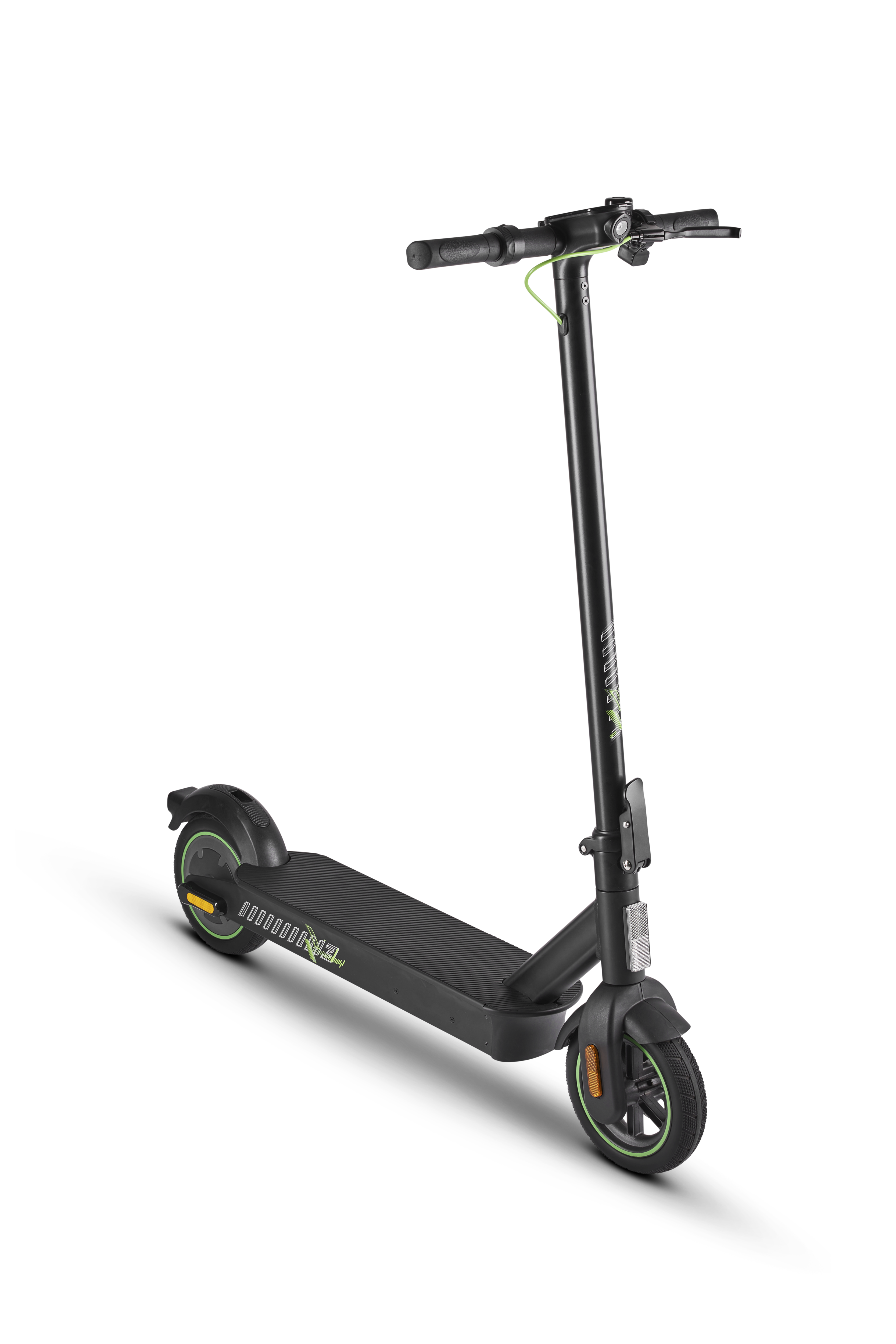 Schwarzer Elektroroller mit grünen Akzenten. Schwarzer Hintergrund.