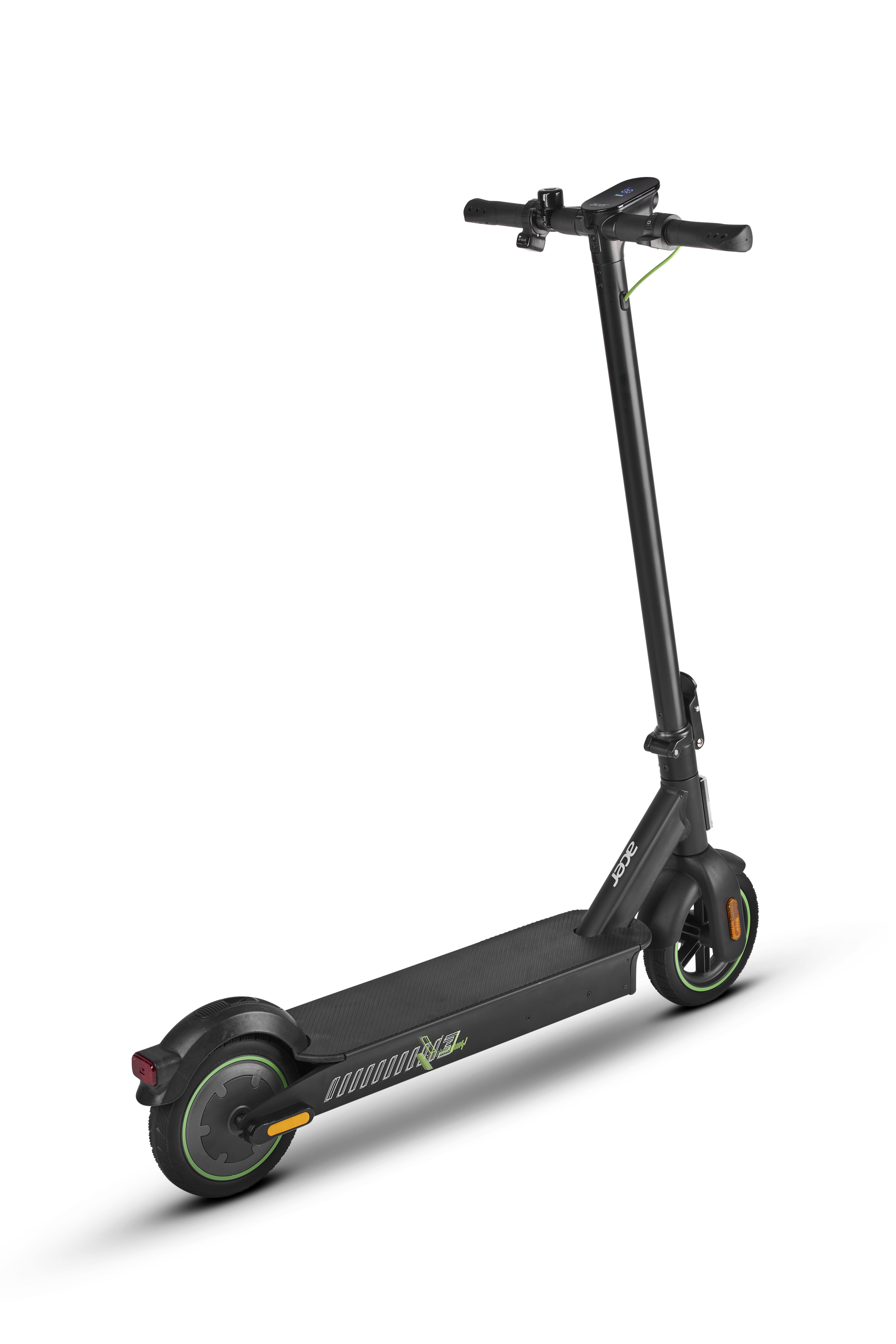 Schwarzer Elektroroller auf schwarzem Hintergrund. Schwarzer Rahmen, Deck und Räder. Grüne Akzente.